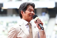 国立競技場に現れた俳優の織田裕二さん（左）。写真：梅月智史（THE DIGEST写真部）
