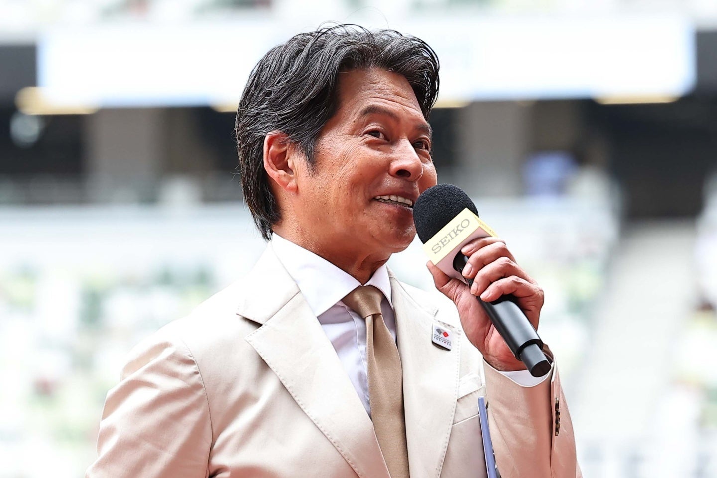 国立競技場に現れた俳優の織田裕二さん（左）。写真：梅月智史（THE DIGEST写真部）