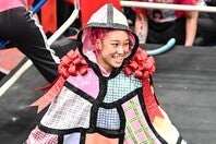 ピンクヘアがおしゃれな晝田。写真：山口フィニート裕朗/アフロ