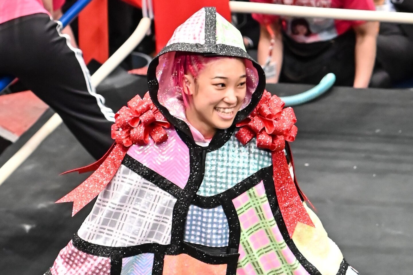 ピンクヘアがおしゃれな晝田。写真：山口フィニート裕朗/アフロ