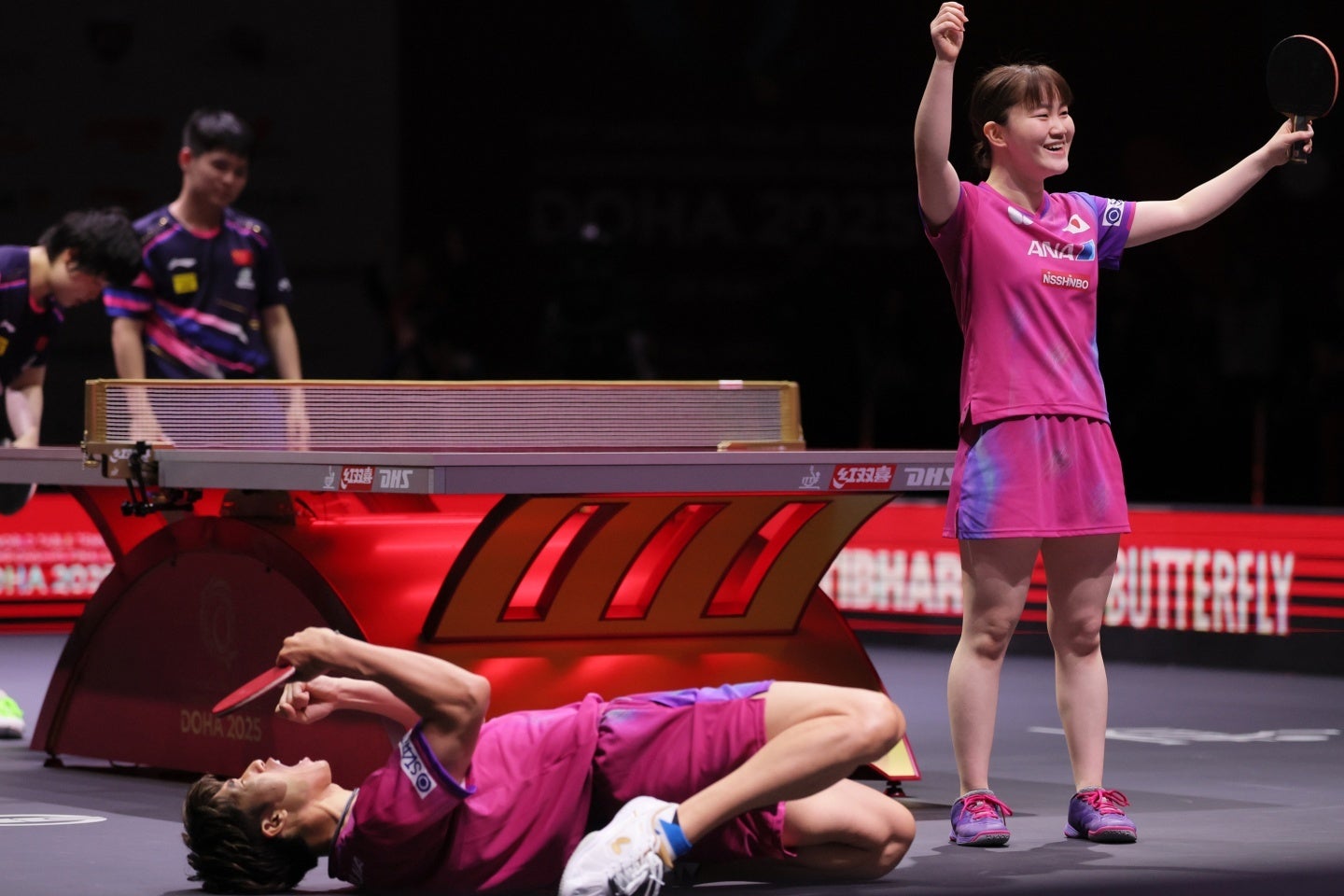 世界ランク１位の中国ペア（奥）を撃破した吉村真晴／大藤沙月ペア。(C)Getty Images