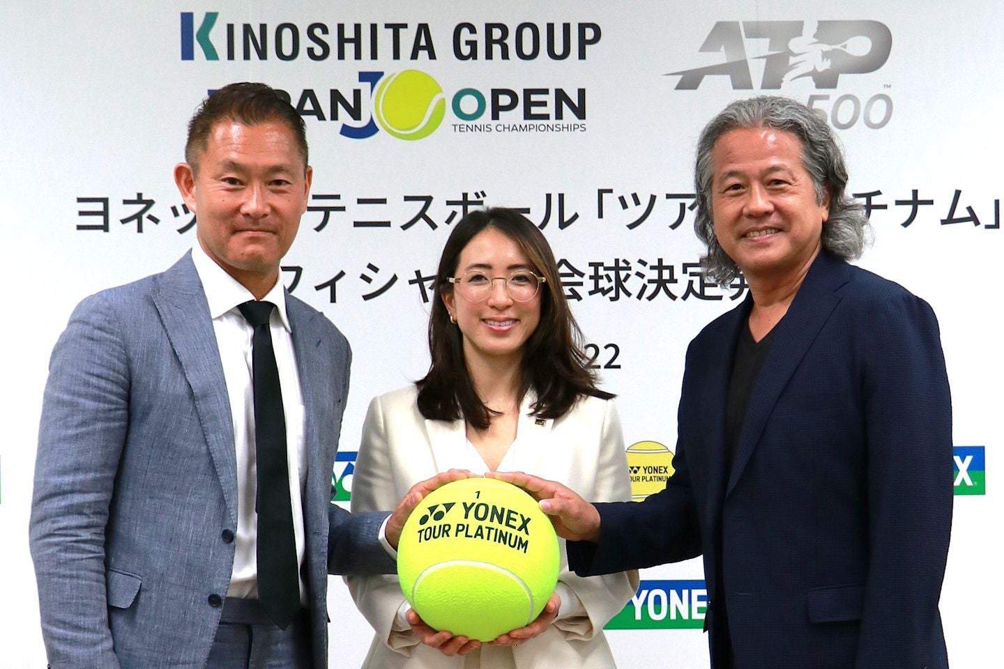 左から22日の発表会に登壇したジャパンオープンTDの甘露寺重房氏、ヨネックスのアリサ・ヨネヤマ社長、ジャパンオープン・アシスタントTDの辻野隆三氏。写真：スマッシュ編集部
