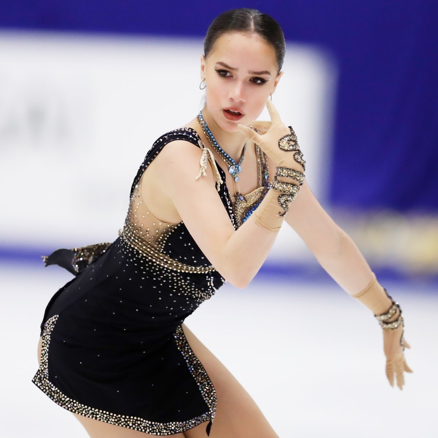 リンク内外で精力的な活動を続けているザギトワ。写真：森田直樹/アフロスポーツ
