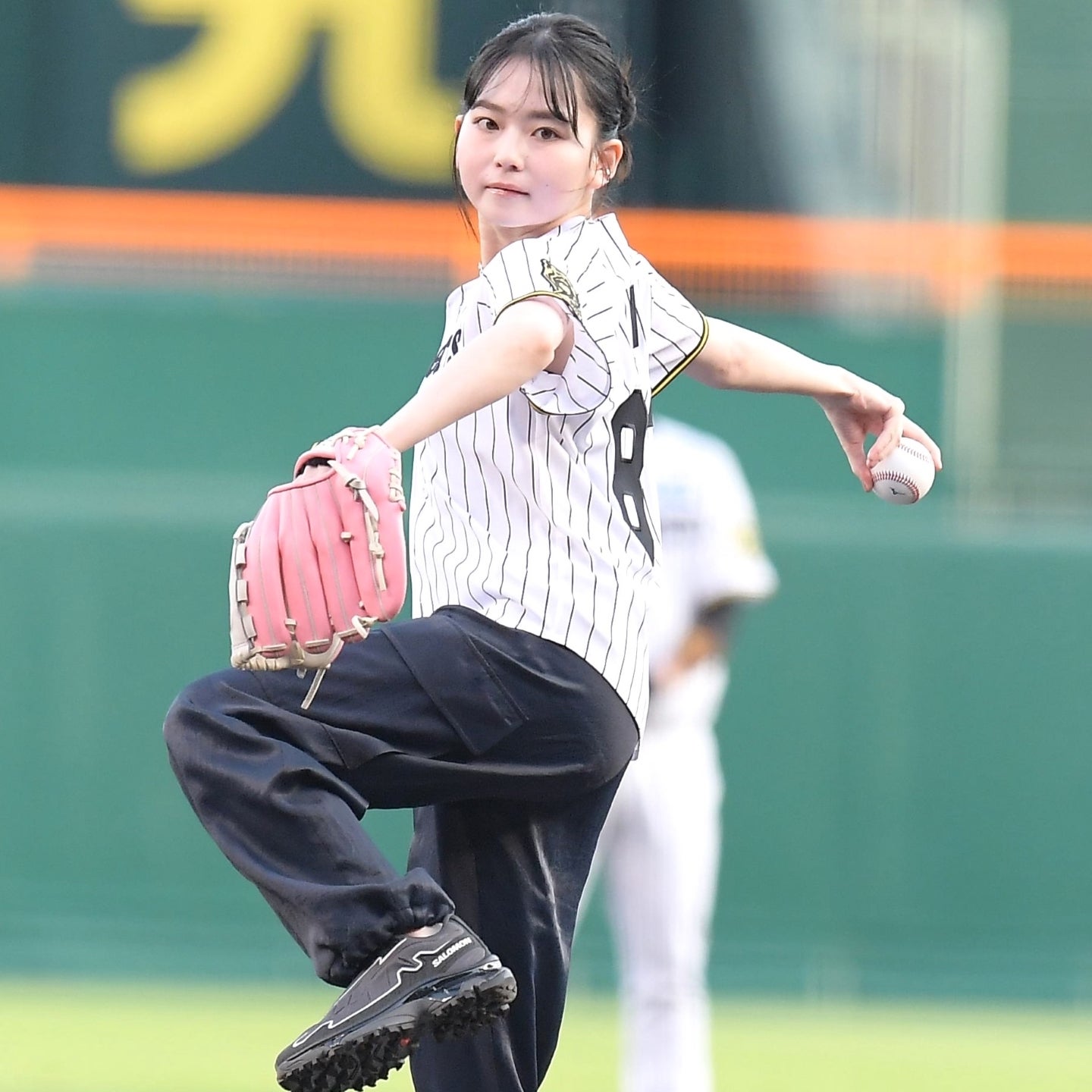 真剣な表情で“３度目の投球”に臨んだ山田杏奈さん。写真：産経新聞社