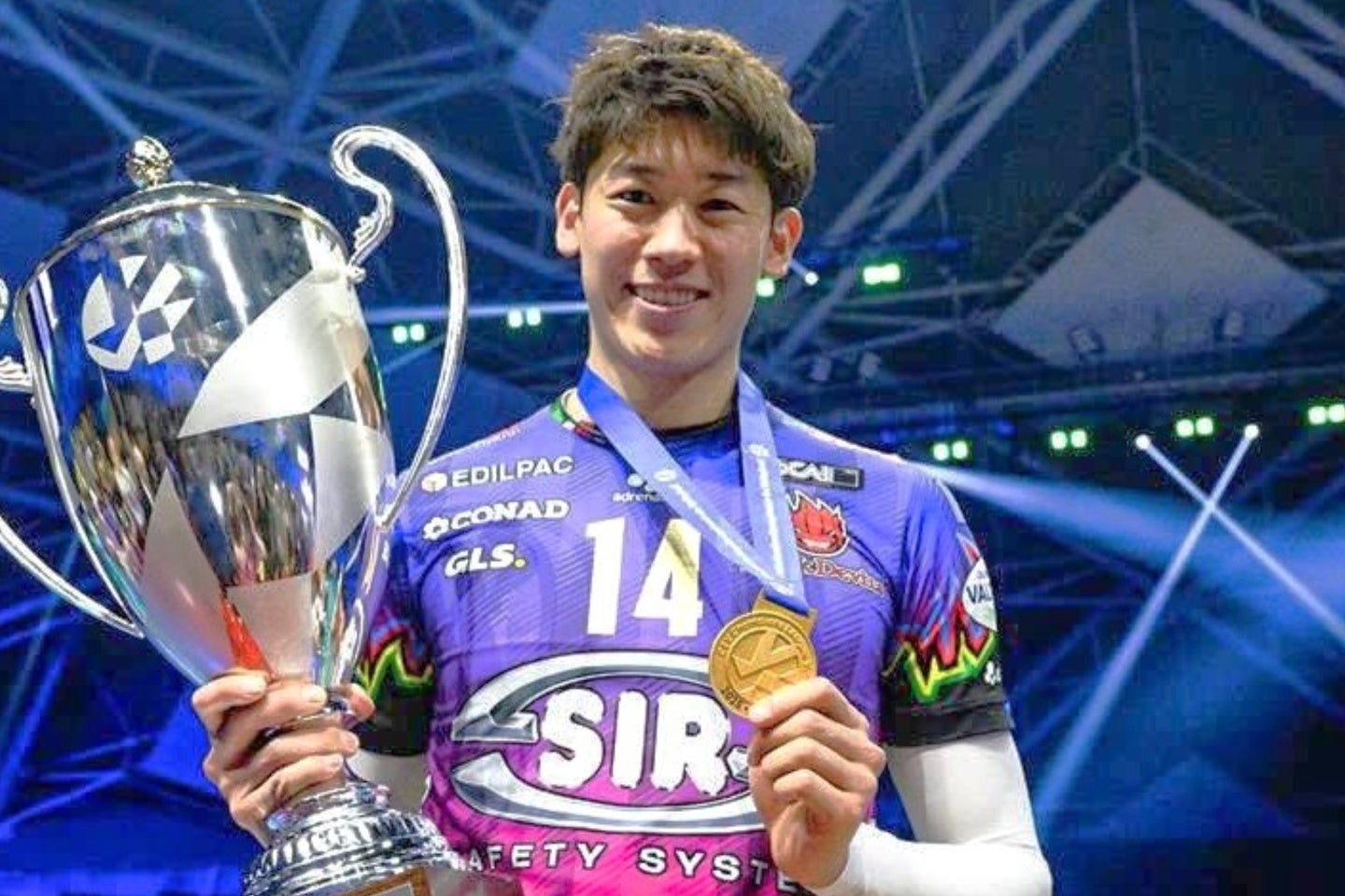 欧州CL制覇に貢献した石川。メダルを手にして笑顔を浮かべた。(C)Confédération Européenne de Volleyball