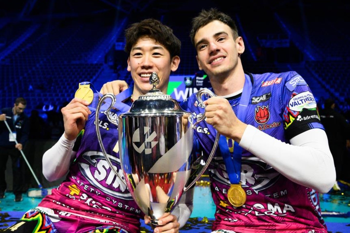 同僚と笑顔で記念撮影に収まる石川。(C)Confédération Européenne de Volleyball