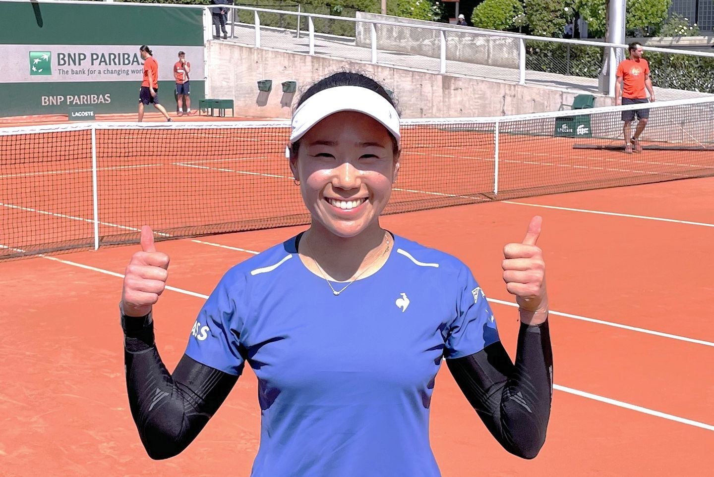 苦しみながらも予選３試合を勝ち切り全仏オープン本戦出場を決めた日比野菜緒。その影にはともに戦ってくれたコーチで伴侶の増田啓孝氏の存在があった。写真：内田暁