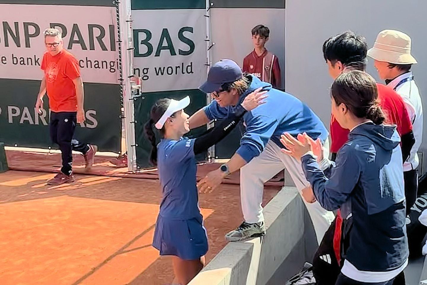 激戦を勝ち切って予選突破を決めた日比野は試合後、スタンドで見守る増田氏の元に駆け寄った。写真：内田暁
