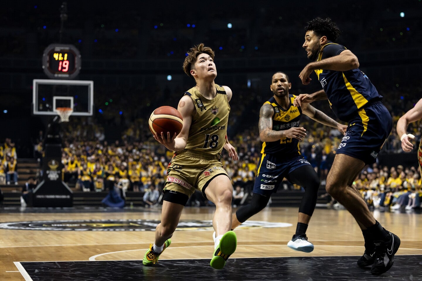 23歳・脇の活躍などで終盤に抜け出した琉球が宇都宮を振り切り、１勝１敗の五分に戻した。写真：B.LEAGUE