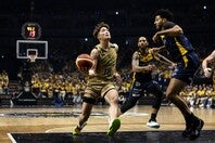 23歳・脇の活躍などで終盤に抜け出した琉球が宇都宮を振り切り、１勝１敗の五分に戻した。写真：B.LEAGUE