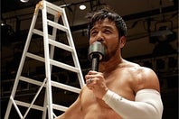 思わぬハプニングに見舞われたKENTA（写真はOZAWAとの乱戦を制した４月15日の試合）。写真：NOAH