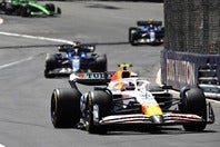 チームメイトをフリーストップさせる戦略に出たレーシングブルズのローソン（手前白）とウィリアムズ勢（奥の青２台）。(C) Getty Images