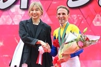 オークスの表彰式に登場した山口智子さん（左）。初のG1制覇を果たしたシュタルケ騎手（右）を質問責めに!? 写真：産経新聞社