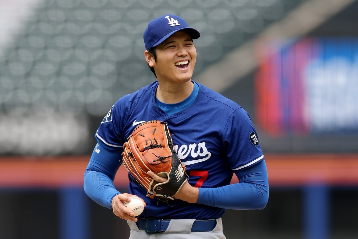 マウンドで笑顔を見せる大谷。(C)Getty Images