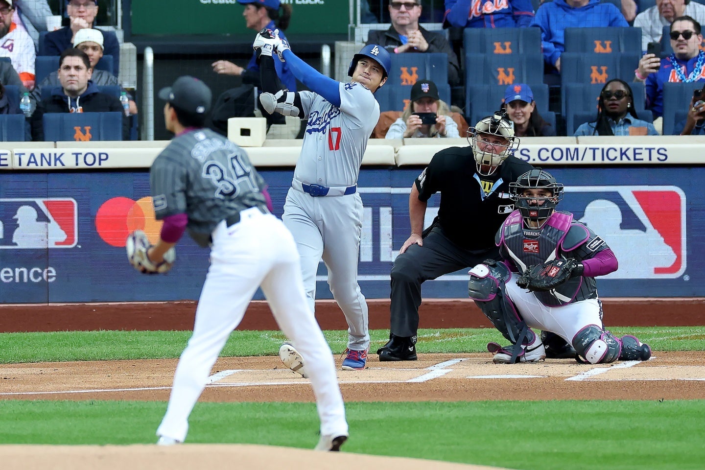 千賀（手前）から18号アーチを放った大谷（奥）。(C)Getty Images