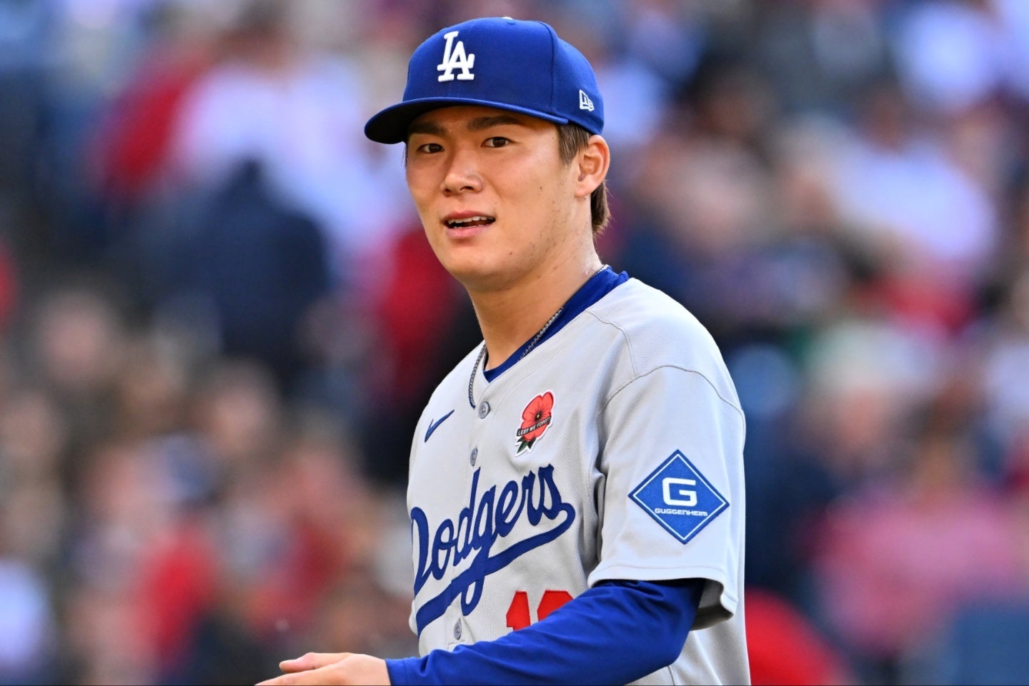 ３回にはバントを自ら処理し、アウトをとった山本。(C)Getty Images