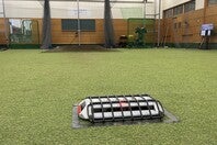 元は高校だった施設を改装しているが、設備は本格的。最新機器『ラプソード3.0』をこれほど気軽に使用できる民間施設は日本全国でも類を見ない。　写真：筒居一孝（SLUGGER編集部）