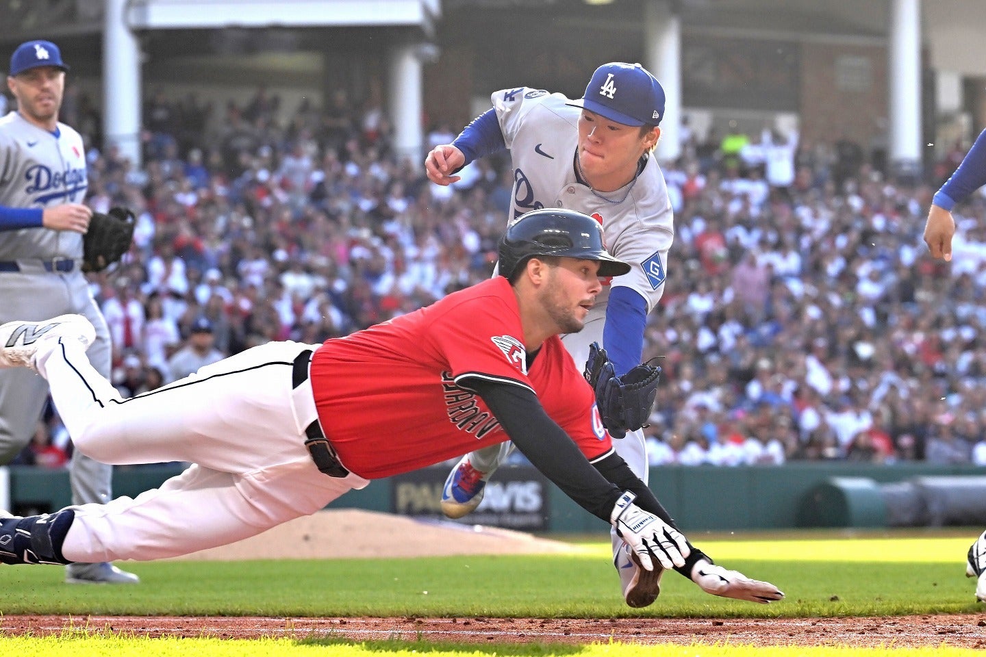 好フィールディングを披露した山本（中央上）。(C)Getty Images