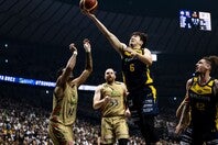 宇都宮が琉球との死闘を制し、３年ぶり３度目のＢリーグ制覇。比江島が後半だけで17得点と躍動した。写真：B.LEAGUE
