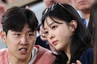 フランス・カップ優勝セレモニーに続き、全仏OPの会場でも２ショットを披露したイ・ガンインとパク・サンヒョさん。(C)Getty Images