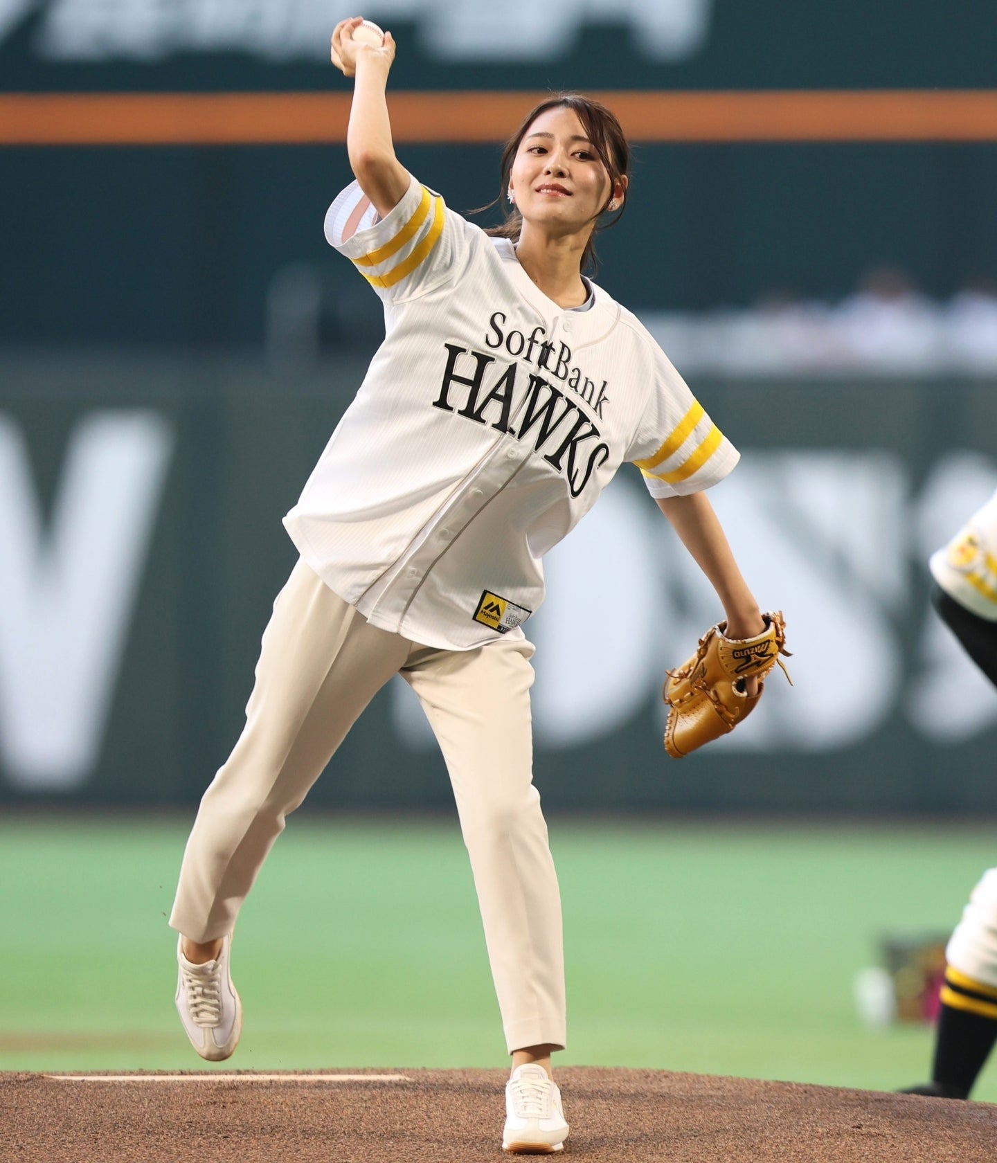 綺麗なフォームで投球する宮本アナ。結果は練習通りとはいかず…。写真：産経新聞社