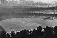 1923年、ワールドシリーズが行われた際のポロ・グラウンズの様子。かなり外野が広大なのが分かる。(C)Getty Images