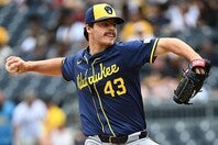 口ひげ豊かで老けて見えるがまだ23歳。ただ、ピッチングは見た目通り頭脳的だ。(C)Getty Images