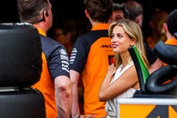 マクラーレンのパドックを訪れたマルガリーダさん。(C) Getty Images