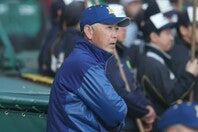 昨春のセンバツでは大会連覇を目指しながらベスト４で涙を呑んだ健大高崎・青柳監督。監督大会制覇をバネに、夏の甲子園でさらなる高みを目指せるか？　写真：THE DIGEST写真部