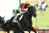 日本ダービーを制した北村友一騎手とクロワデュノール。写真：産経新聞社