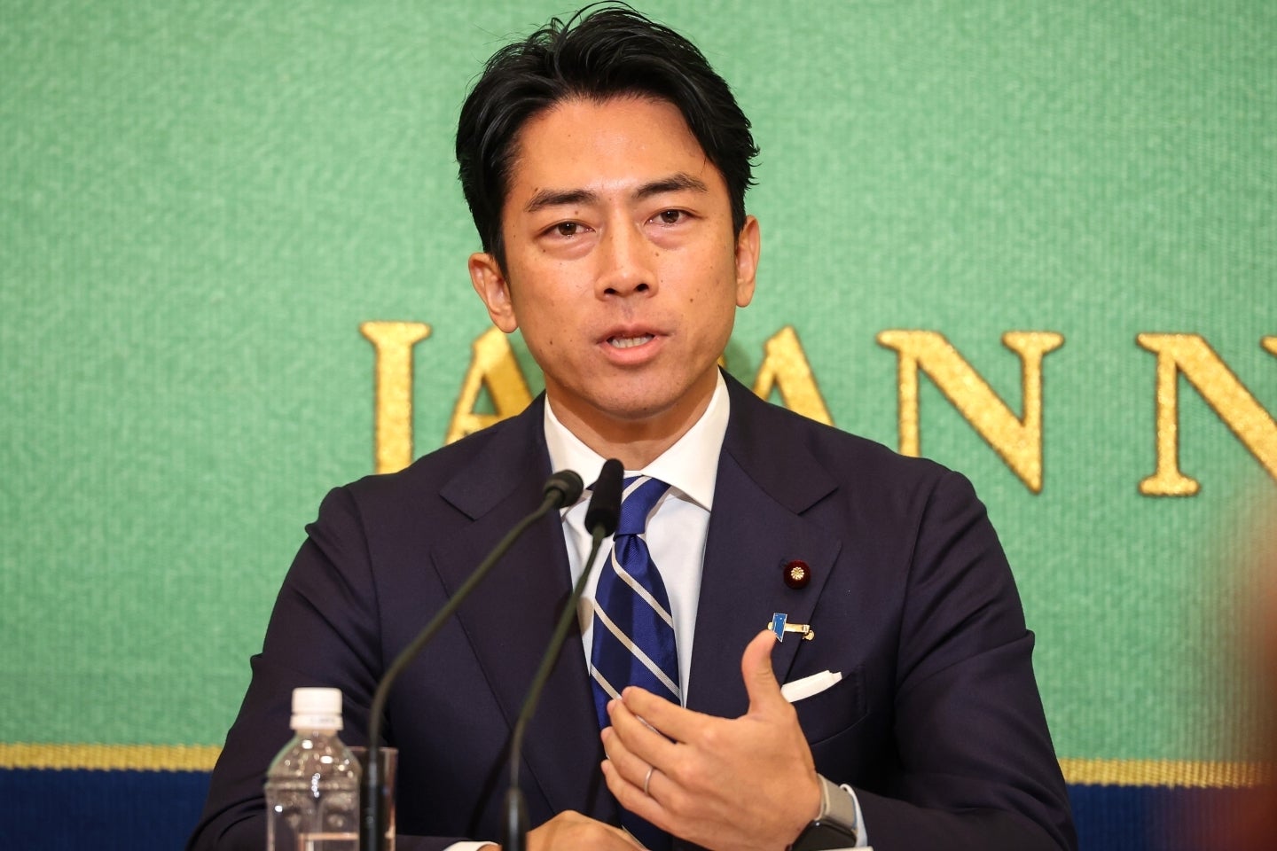 連日大忙しの小泉大臣。日曜日は東京競馬場にも姿を現わした。(C)Getty Images