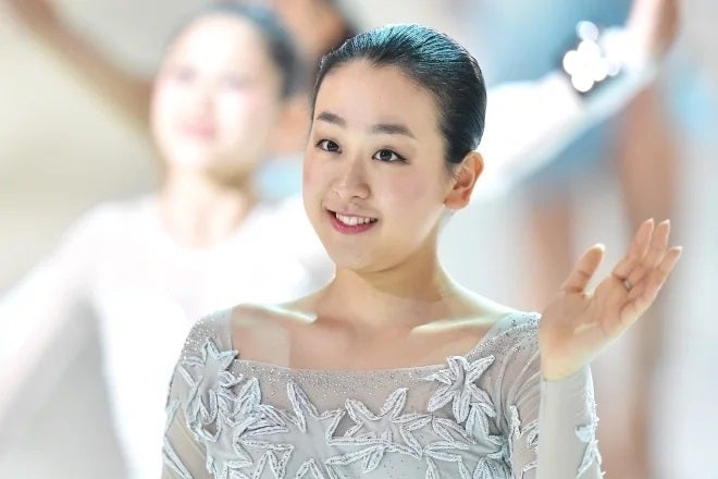 華やかなドレスアップ姿を披露した浅田さん。(C) Getty Images