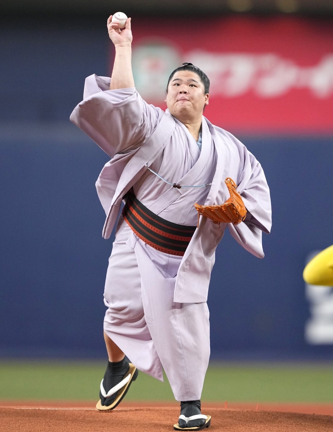 綺麗なフォームから投げ込む宇良。はたしてボールの行方は!? 写真：産経新聞社