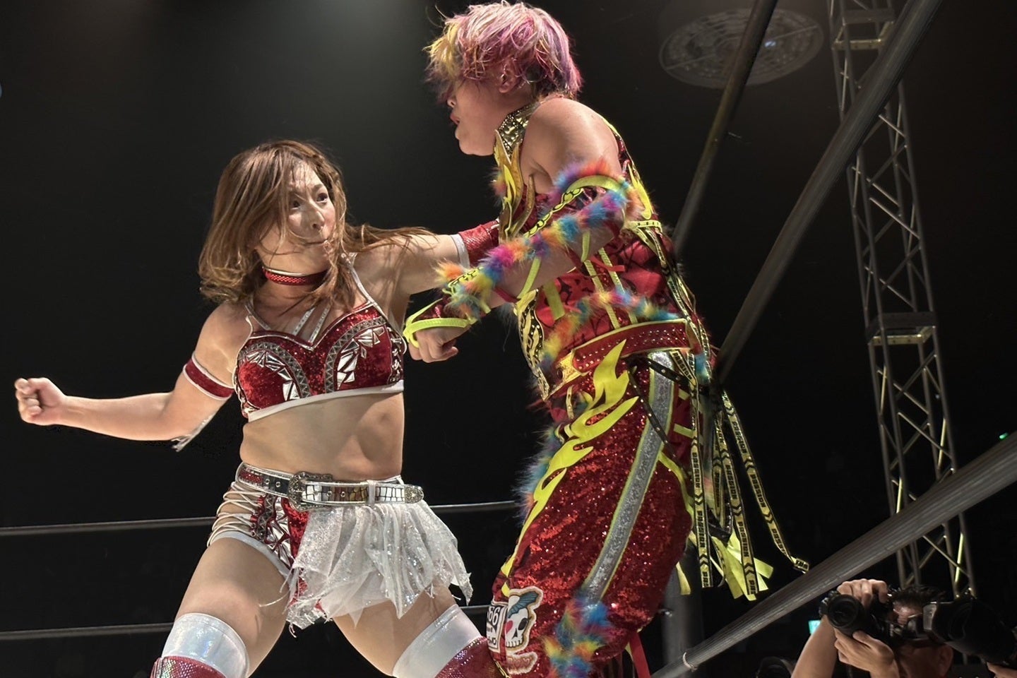 高橋奈七永（右）の引退試合で“継承”を果たしてみせた青野（左）。今後がさらに注目されるレスラーだ。写真：橋本宗洋