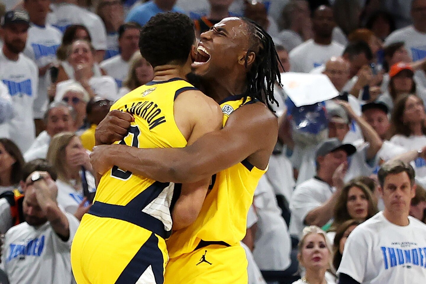 ペイサーズが劇的勝利で先勝。残り0.3秒、ハリバートン(左)の逆転弾で敵地のファンを黙らせた。(C)Getty Images