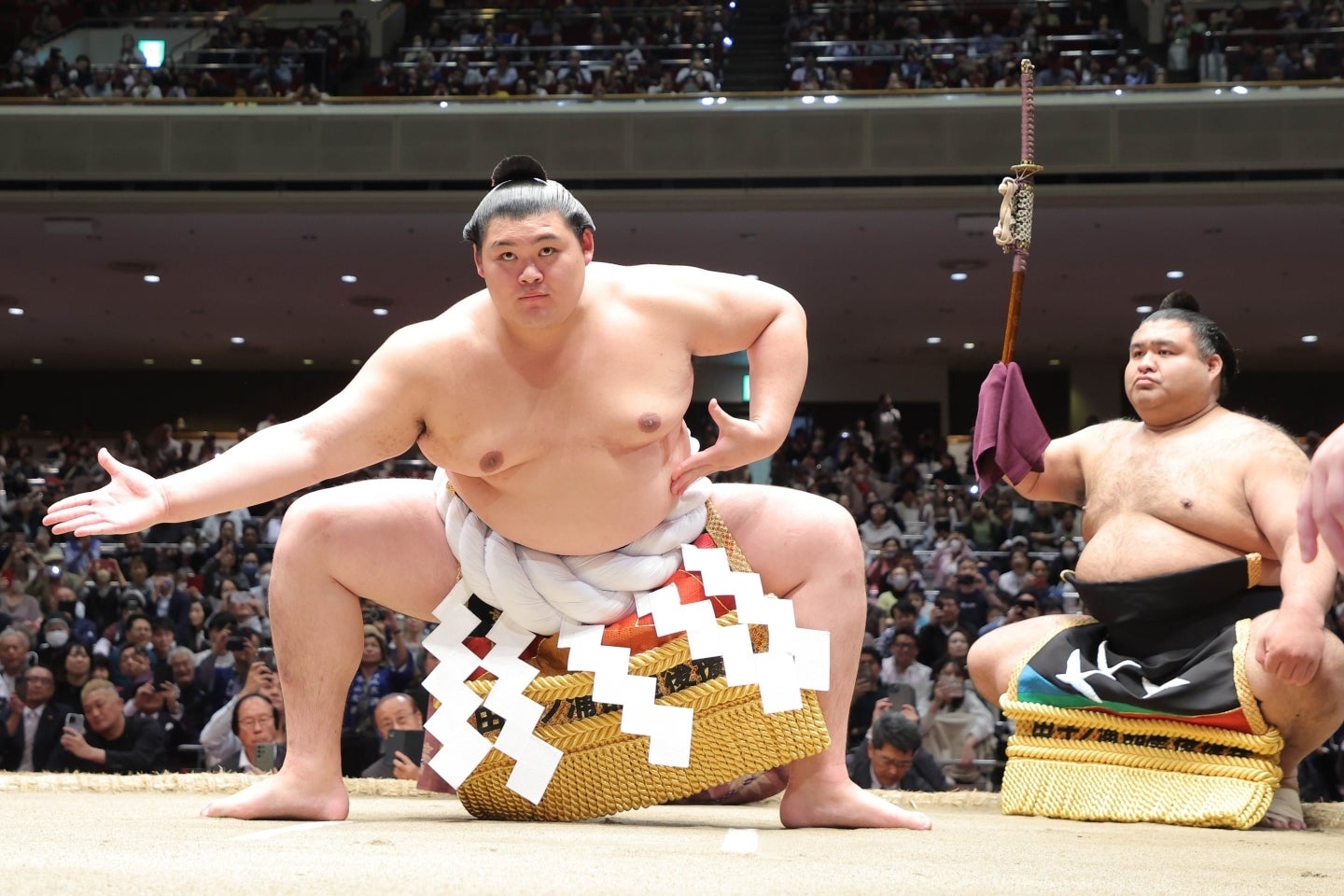 人気が赤丸急上昇中の新横綱・大の里。突然遭遇した有名女優の前で満面の笑みを浮かべた。写真・スポーツ報知/アフロ