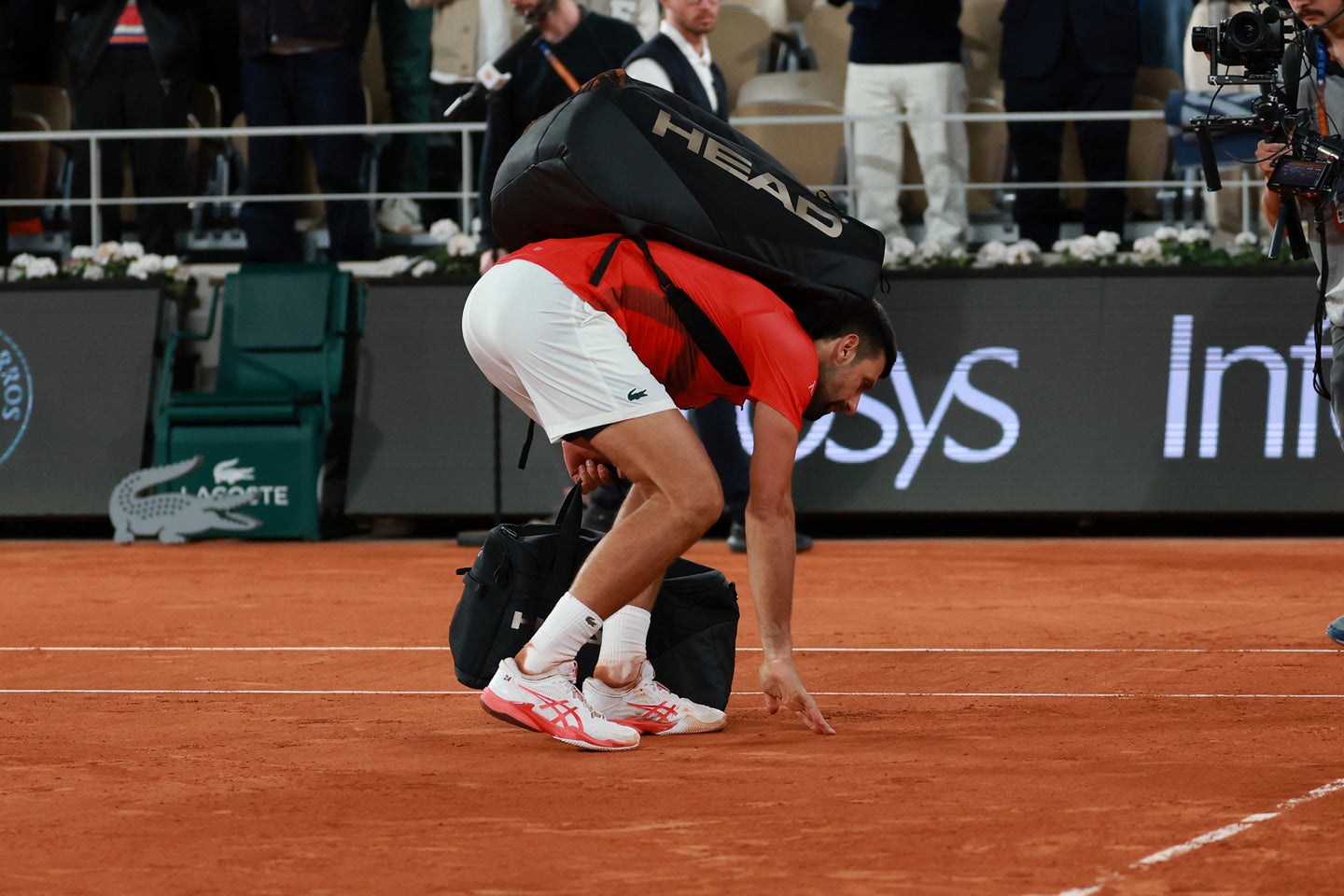 全仏オープン準決勝でジョコビッチはシナーに敗退。思い出深いセンターコートの赤土に手を置いて会場を去った。(C)Getty Images