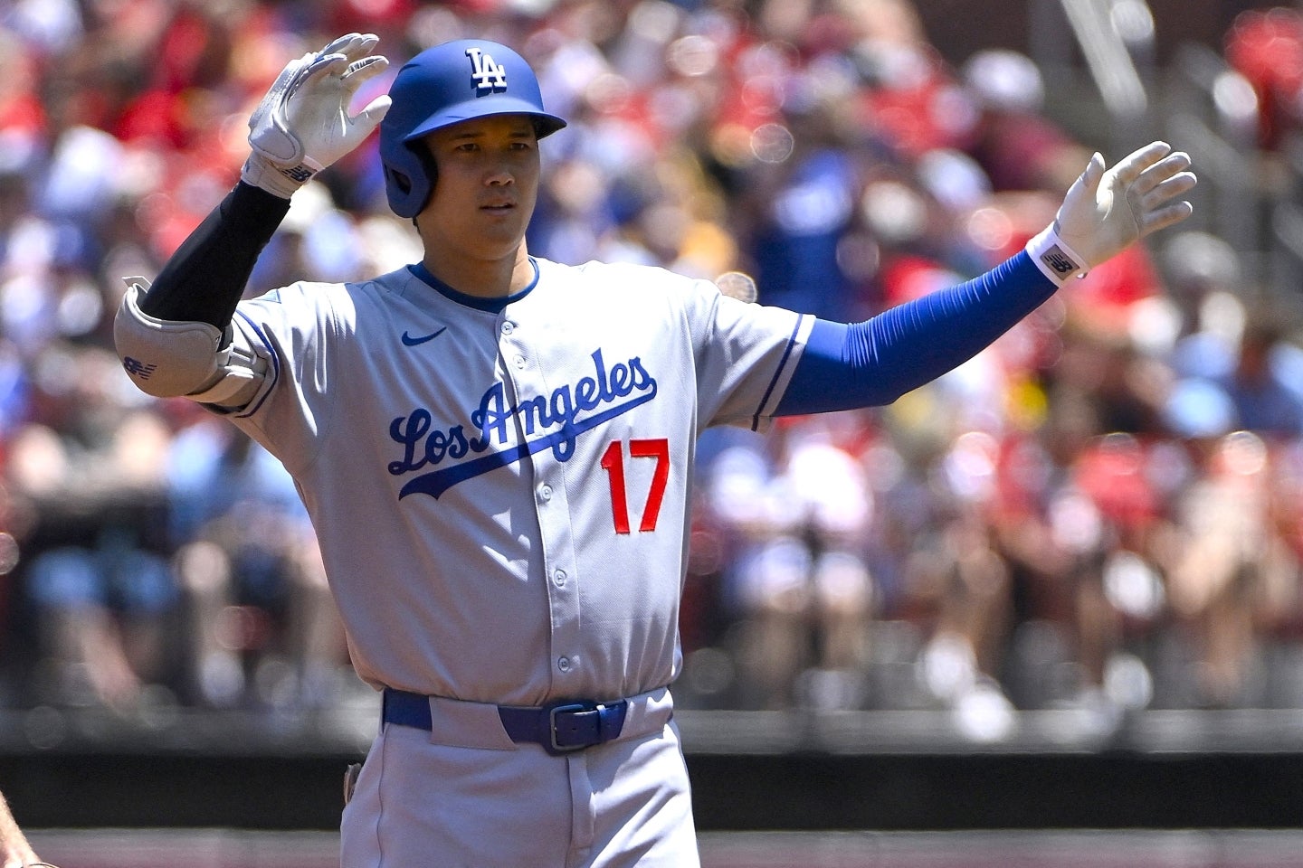 今季初死球に顔を歪めた大谷。どうやら大事には至らなかったようだ。(C)REUTERS/AFLO
