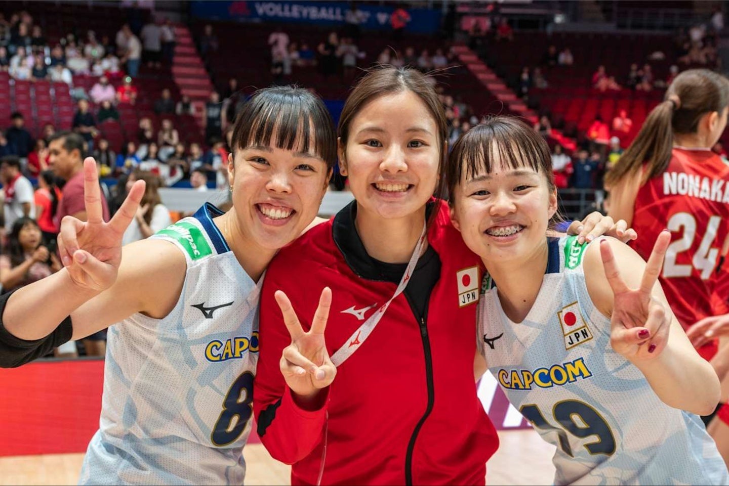 日本の守護神トリオ。左から小島満菜美、西村弥菜美、岩澤実育(C)Volleyball World