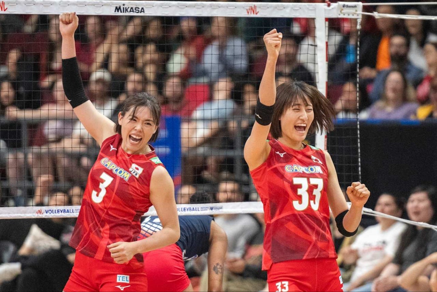 初のブロックポイントを決めた秋本（右）。島村春世（左）も共に喜んだ。(C)Volleyball World