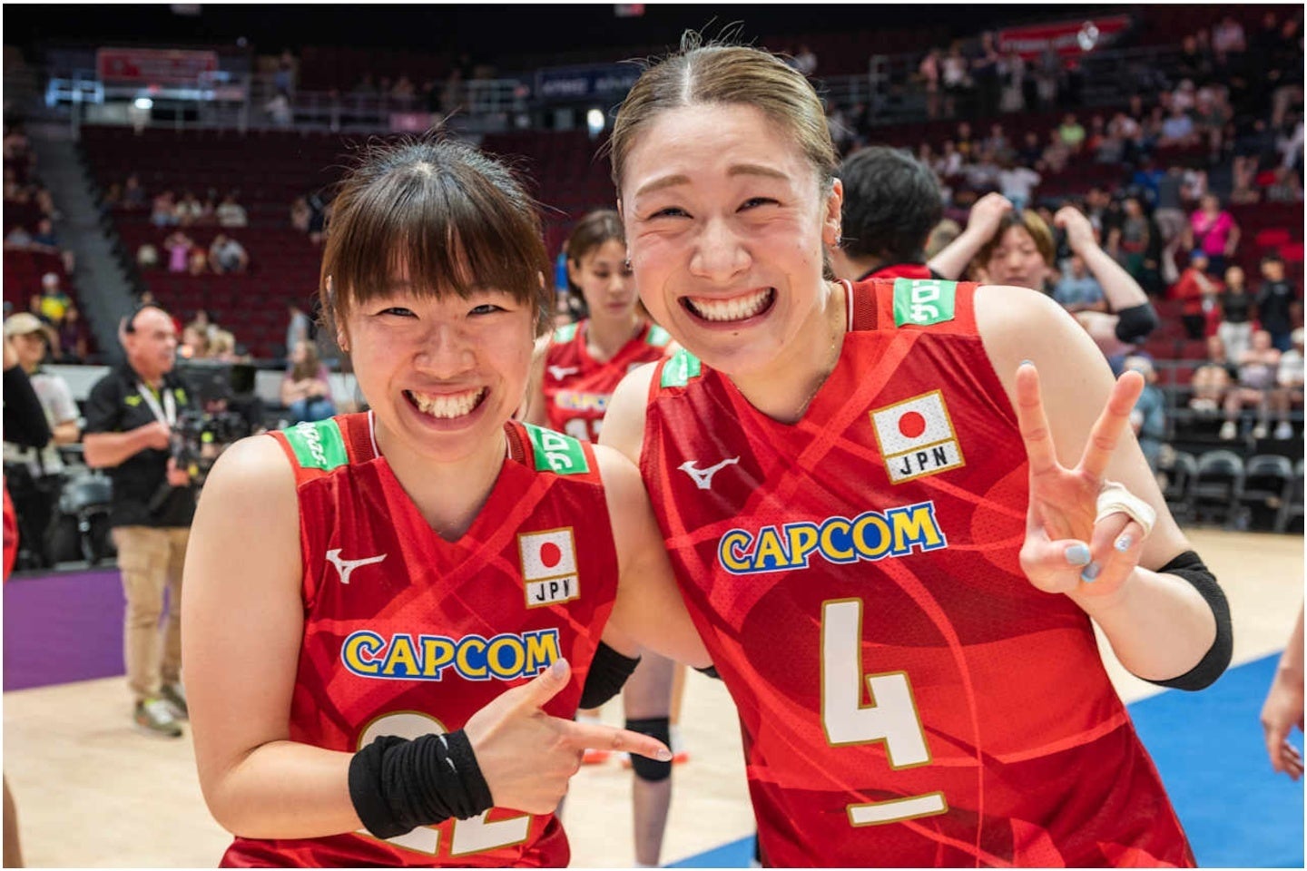 日本はカナダＲをオールストレートで全勝。主将の石川（右）と中川（左）はカメラ目線でピースサインした。(C)Volleyball World