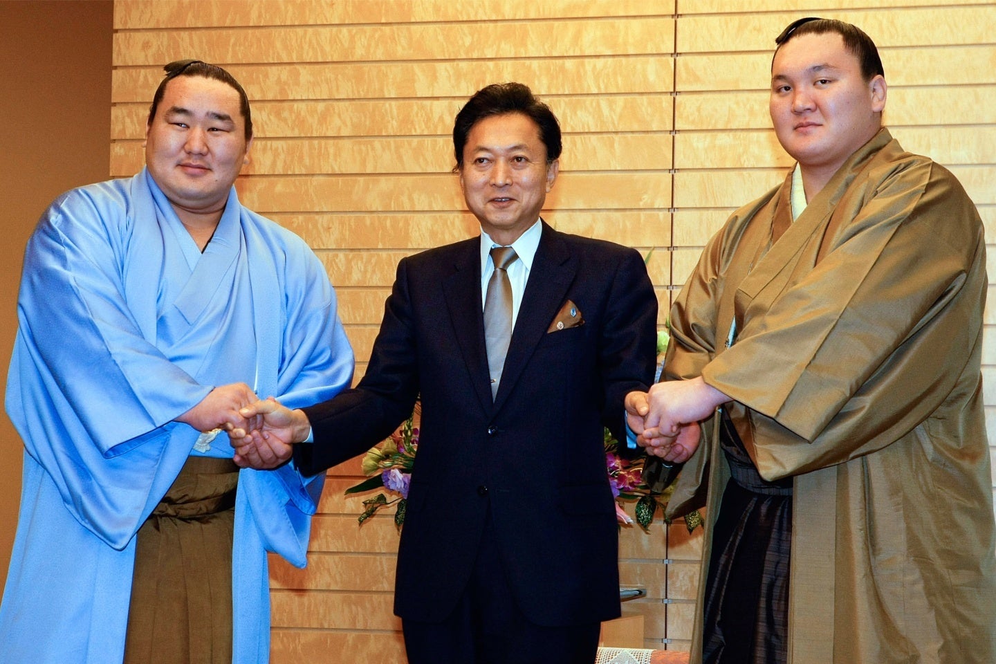 鳩山首相(当時)と握手する朝青龍(左)と白鵬(右)。(C)Getty Images