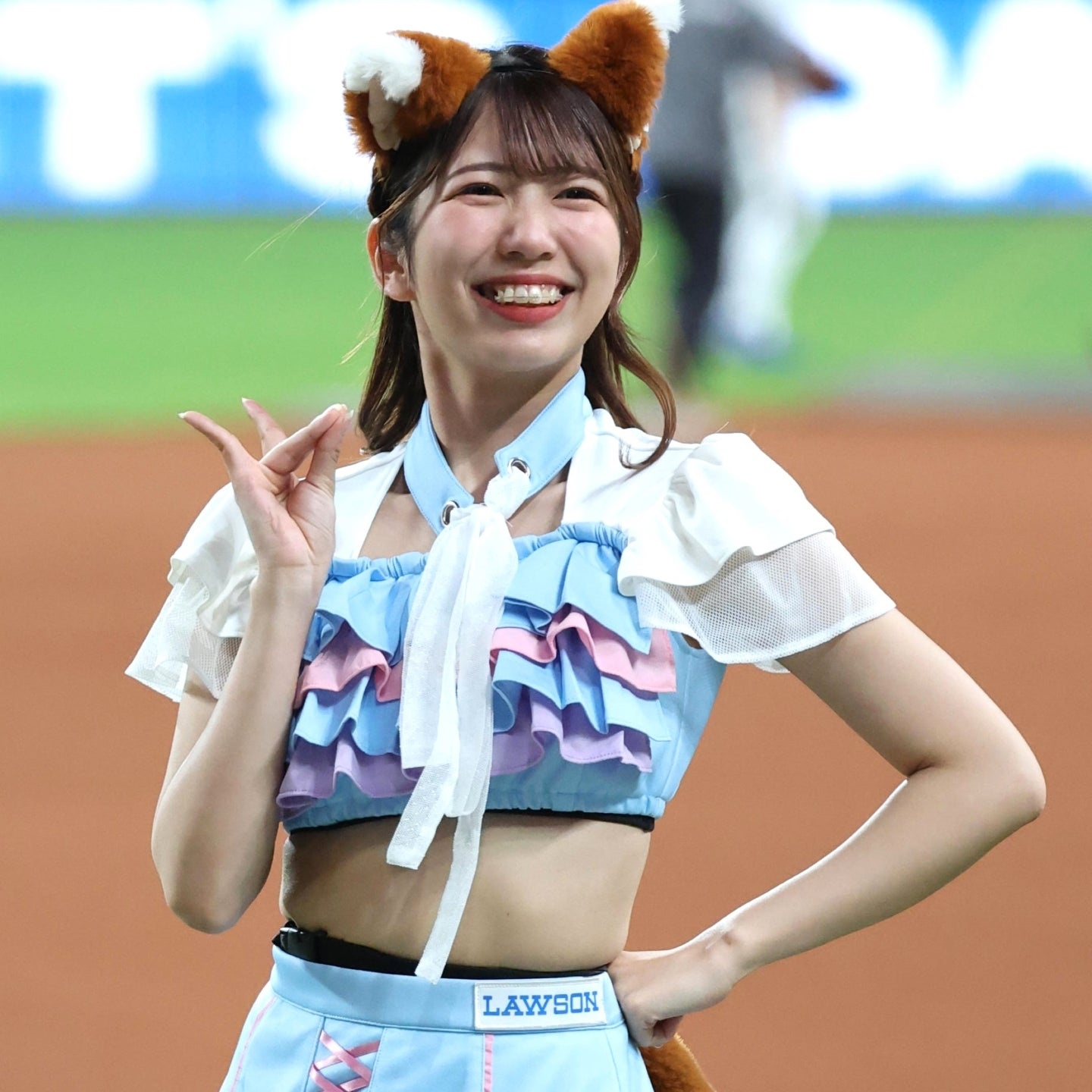 期間限定の衣装を着込んで微笑むファイターズガールの高野実さん。写真：産経新聞社