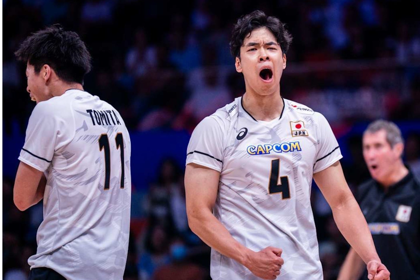 エース宮浦（右）の豪打が炸裂。最多13得点を挙げた。(C)Volleyball World