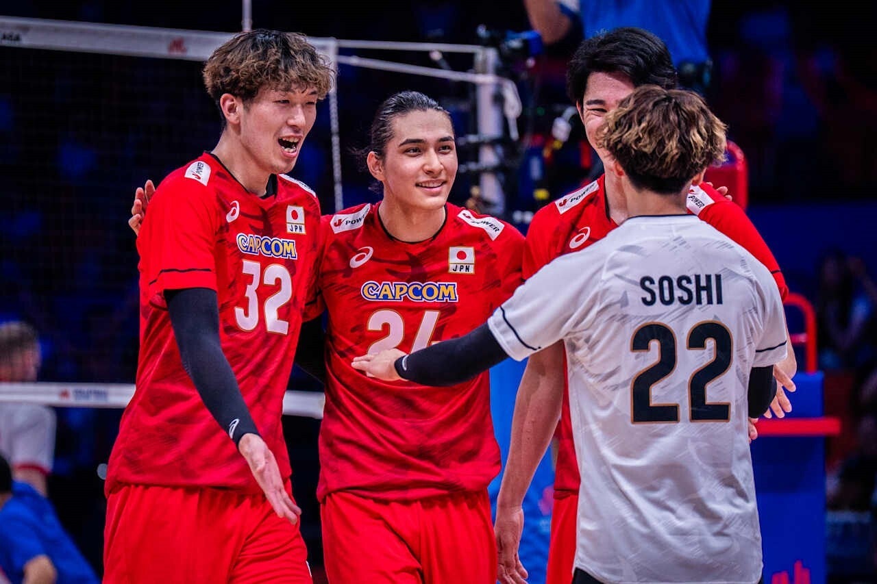 髪をお団子にして登場した高橋慶帆（中央）。(C)Volleyball World