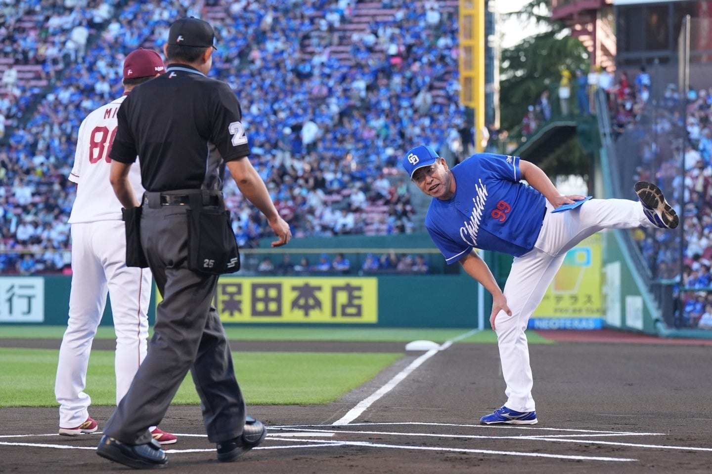 ノリノリで綺麗な四股を踏む井上監督（奥）。釣られて手前の三木監督も…微笑ましい光景が創出された。写真：産経新聞社