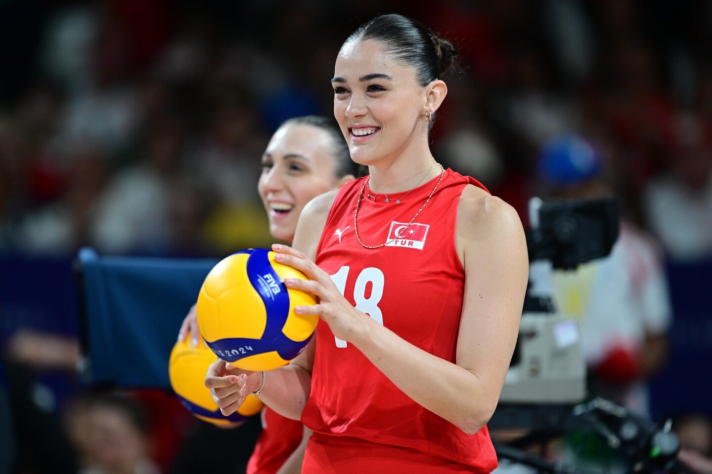 大人の上品コーデを披露したギュネシュ。(C) Getty Images