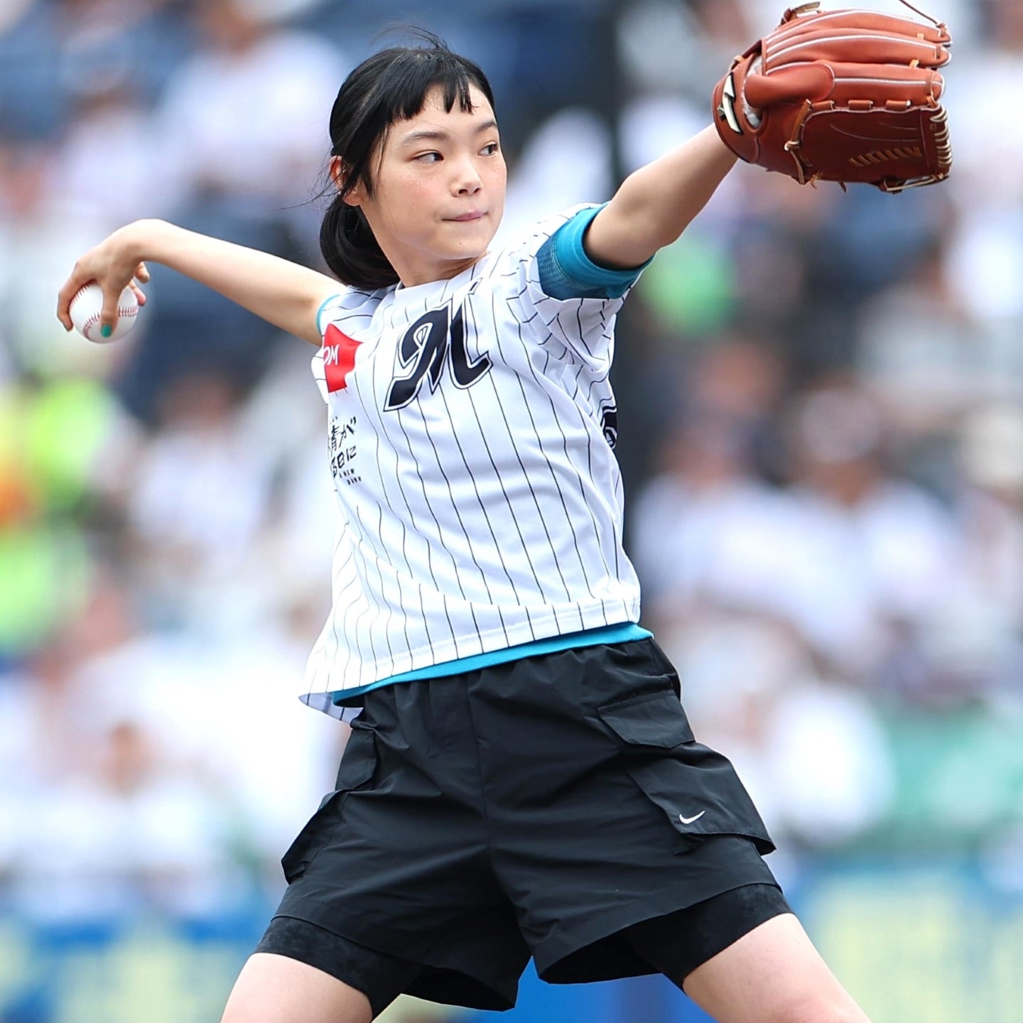 ZOZOマリンでの始球式に臨んだ古川さん。綺麗なフォームから渾身の一球を投じた。写真：産経新聞社