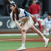 羊の耳＆しっぽをつけてマウンドに上がった鈴木ゆうかさん。投じたコースは抜群だったが…。写真：産経新聞社
