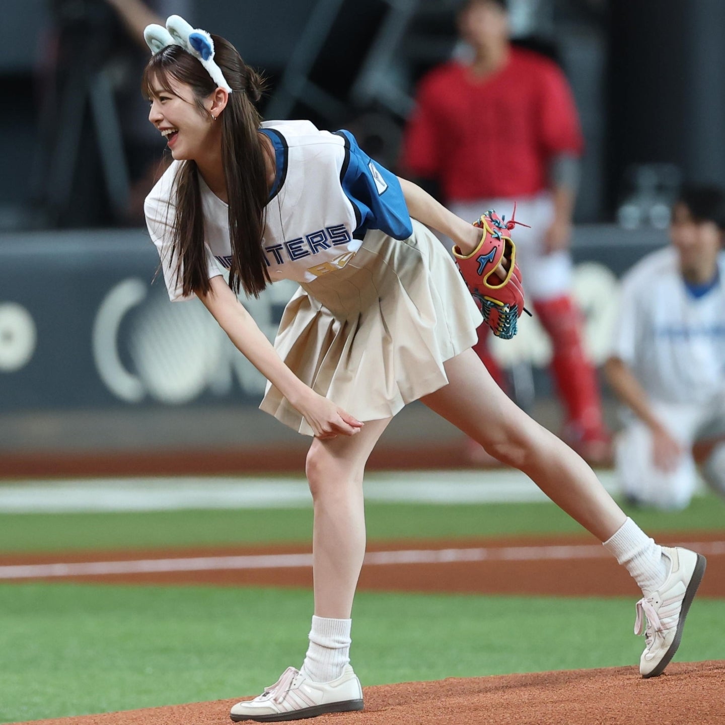 羊の耳＆しっぽをつけてマウンドに上がった鈴木ゆうかさん。投じたコースは抜群だったが…。写真：産経新聞社